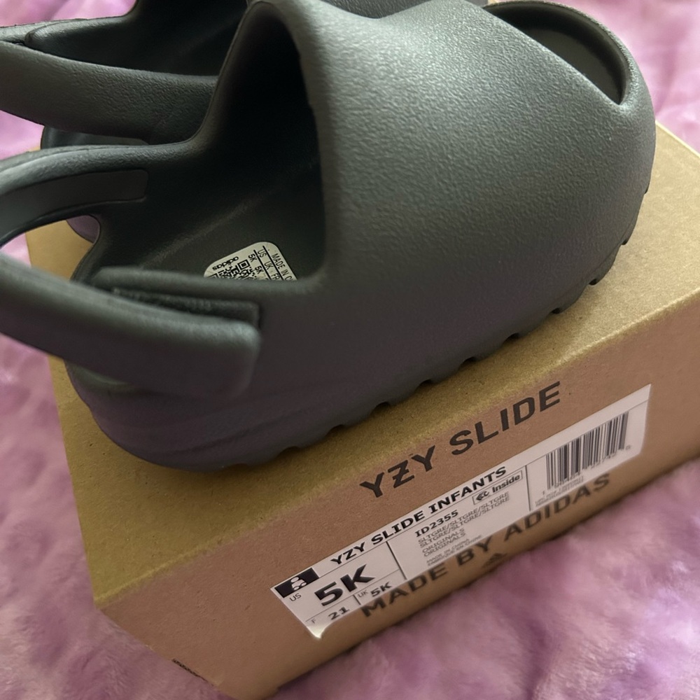 🚨SOLD‼️ Adidas YZY Slide Infants Dark Gray